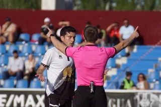 Nespral protesta al árbitro en el encuentro ante el Racing Ferrol | FOTO SALAMANCA24HORAS.COM