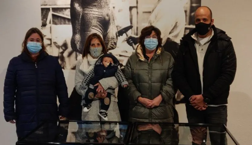 Elena Martín Vázquez junto al coleccionista David Hernández y su familia y la técnico del museo Ana Iglesias