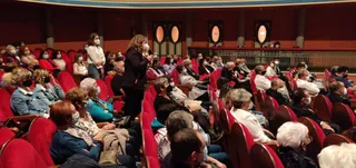 El público llena el Teatro Cervantes en la conferencia coloquio violencia y ciberviolencia de género