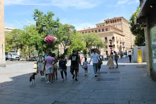 Salmantinos pasean por el centro de la ciudad