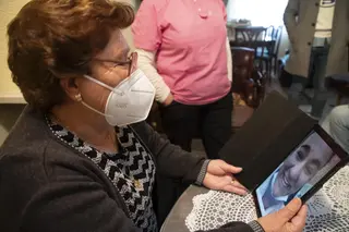 Una anciana realiza una videollamada a través de un tablet. Foto ICAL.