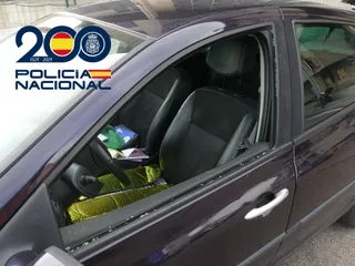 Detenidos dos hombres por fracturas las ventanillas de dos vehículos y robar en su interior