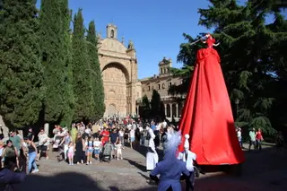 “Reina roja a través de la pantalla”