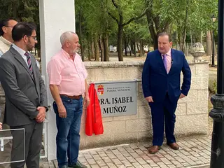 El parque de Villaflor lleva desde este viernes el nombre de la doctora Isabel Muñoz (8)