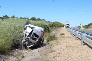 Vuelca una furgoneta en Aldehuela de la Bóveda. Fotos SALAMANCA24HORAS