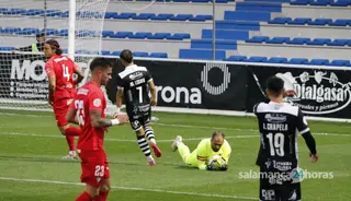 Perales atrapa un balón ante Losada | FOTO SALAMANCA24HORAS.COM
