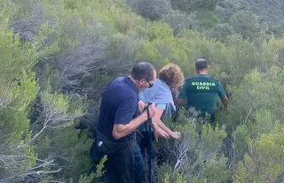La Guardia Civil durante el operativo de búsqueda de los dos excursionistas en Herguijuela de la Sierra. Guardia Civil