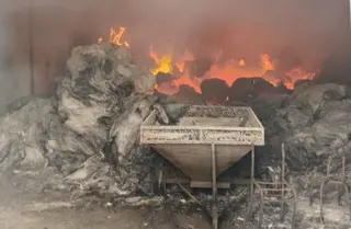 Una nave, maquinaria y bolos de forraje calcinados por el incendio de Cipérez en la propiedad de Ernesto Melgar en Espadaña | Ernesto Melgar