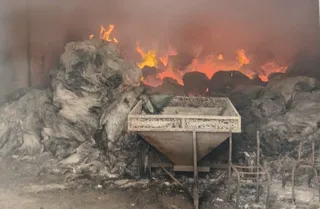 Una nave, maquinaria y bolos de forraje calcinados por el incendio de Cipérez en la propiedad de Ernesto Melgar en Espadaña | Ernesto Melgar