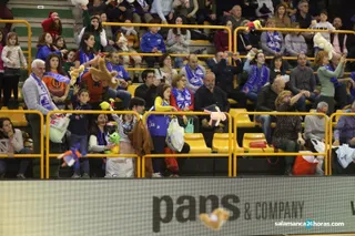 Lluvia de peluches en el partido de Avenida (14)