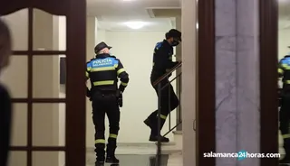 La Policía Local, entrando en un edificio de Salamanca