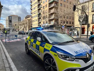 Agentes de la Policía Local dirigiendo el tráfico en la avenida de Mirat por un fallo de los semáforos. Fotos S24H (7)