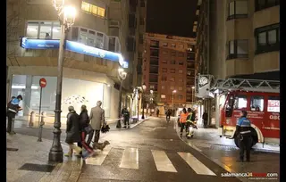 Susto en la calle Arco por la caída de una loseta