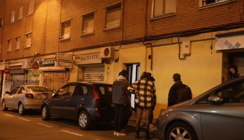 policía local fiesta en piso