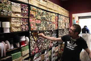 Carlos Palomo, propietario de 'Can-Can', escoge una tela de estantería. Foto: SALAMANCA24HORAS.