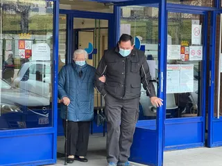 Gente a las puertas de los Centros de Salud en Salamanca con la mascarilla, tras su uso obligatorio desde este miércoles. Fotos S24H