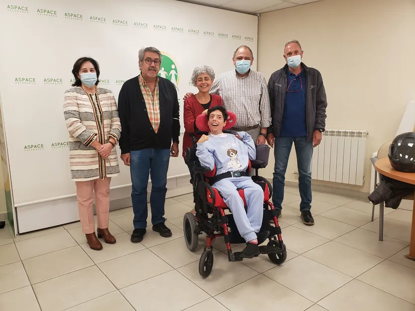 Presidente, vicepresidente y gerente de Aspace, acompañados por Eugenio, Maite y María en la sede de la asociación