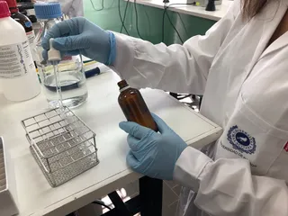 Una investigadora de la Universidad de Málaga (UMA) en un laboratorio.