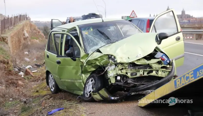 Accidente frontal entre dos turismos en Aldeatejada (9)