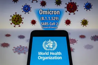 Logotipo de la Organización Mundial de la Salud (OMS) junto a información sobre la variante ómicron del coronavirus. Foto EP.