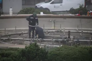 Trabajadores en la fuente de la plaza de Zamora (archivo paro) (5)