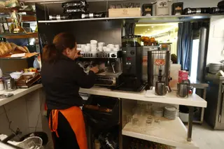 Una camarera trabajando en un bar de Salamanca