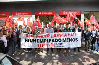 Protesta a las puertas del Banco Santander de la plaza de los Bandos por el despido de una trabajadora | Andrea Mateos