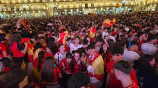 Salmantinos celebrando en la Plaza Mayor.