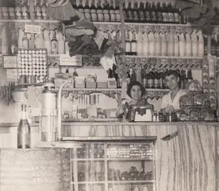 Emigrantes salmantinos en su tienda de ultramarinos en Brasil (Archivo IDES)