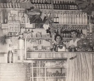 Emigrantes salmantinos en su tienda de ultramarinos en Brasil (Archivo IDES)