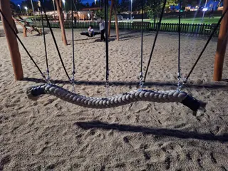 Una vecina alerta de los desperfectos en la zona infantil del Parque Antonio de Nebrija