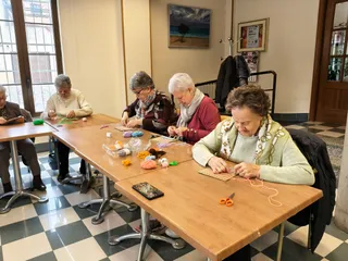 Mayores realizando un taller en Carbajosa de la Sagrada