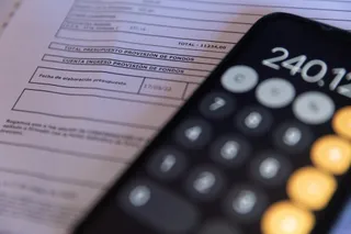 Una calculadora y una escritura de compraventa de una vivienda, a 2 de junio de 2022, en Madrid (España). - Eduardo Parra - Europa Press - Archivo