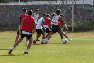 Liam trata de zafarse de dos compañeros / FOTO SALAMANCA24HORAS.COM