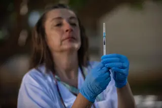 Una sanitaria prepara la vacuna durante el inicio de la campaña de vacunación, a 26 de septiembre de 2023, en L'Hospitalet de Llobregat, Barcelona, Catalunya (España). - Kike Rincón - Europa Press