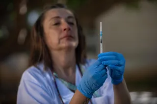 Una sanitaria prepara la vacuna durante el inicio de la campaña de vacunación, a 26 de septiembre de 2023, en L'Hospitalet de Llobregat, Barcelona, Catalunya (España). - Kike Rincón - Europa Press