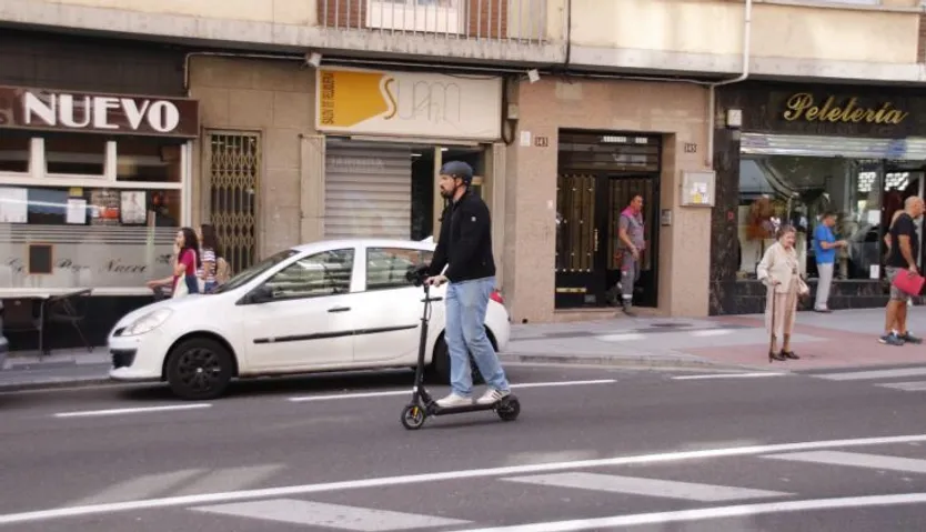 Usuario de patinete eléctrico en Salamanca