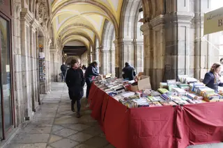Vuelta del Día del Libro a los soportales de la Plaza Mayor