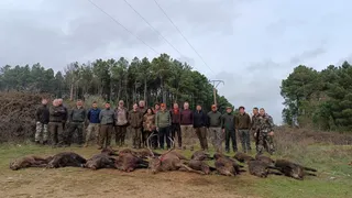 Cazadores posando con sus trofeos tras una jornada de caza en la provincia de Salamanca | Imagen facilitada por Javier Tendero