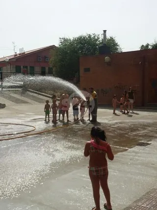 Visita bomberos Alba de Tormes a la ludoteca