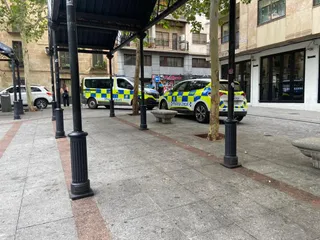 Policía Local en la calle Consuelo, plaza de San Justo. Foto S24H