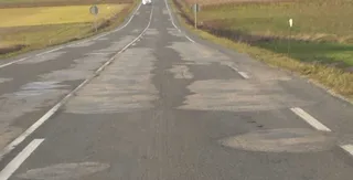 SA-105, calzada en mal estado en la carretera de Peñaranda de Bracamonte