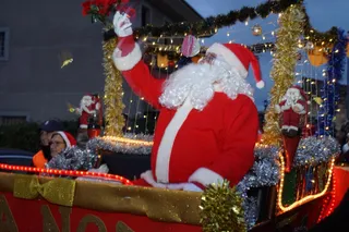 Papá Noel recorre las calles de Alba de Tormes y entrega regalos a los niños | Fotografía Juanes