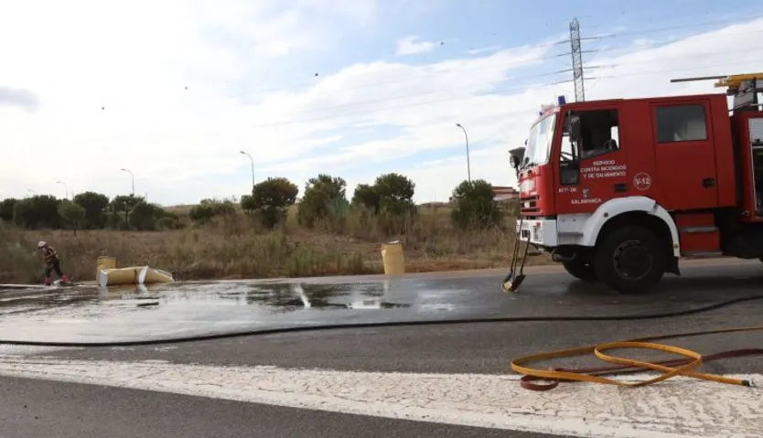 Los Bomberos han acudido a limpiar la miel de la calzada