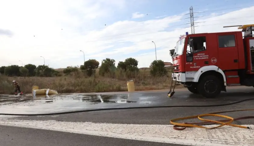 Los Bomberos han acudido a limpiar la miel de la calzada