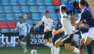 Carrasco, en una acción ante el Marino de Luanco / FOTO SALAMANCA24HORAS.COM