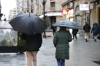 Gente paseando en invierno