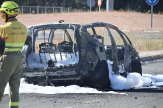 Calcinado un vehículo junto a la carretera de Zamora