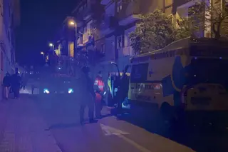 Efectivos de emergencias en la calle Arapiles en Peñaranda de Bracamonte
