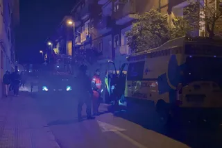 Efectivos de emergencias en la calle Arapiles en Peñaranda de Bracamonte